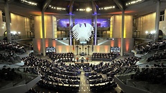 Die zentrale Gedenkveranstaltung zum Volkstrauertag findet im Plenarsaal des Bundestages statt.