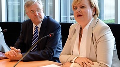 Bundestagsvizepräsident Peter Hintze (links) und die Vositzende des Untersuchungsausschusses Eva Högl