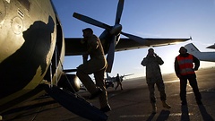Soldaten besteigen eine Transall-Transportmaschine der Bundeswehr.