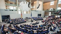 Sitzungen, Gesetze, Anträge, Anfragen - die Statistik bildet die Arbeit des Bundestages im Jahr 2015 ab.