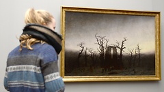 Junge Frau vor einem Gemälde von Caspar David Friedrich