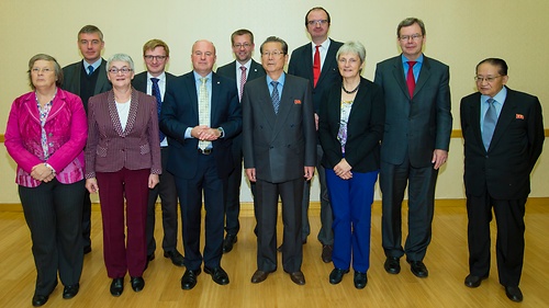 Hartmut Koschyk (Fünfter von links) mit Abgeordneten, Choe Thae-bok (Mitte), Ri Jong-hyok (rechts) und Botschafter Thomas Schäfer (Zweiter von rechts)