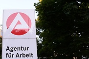 Die Regierung will gering Qualifizierten und Langzeitarbeitslosen bei der Weiterbildung helfen.