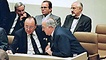 Bundeskanzler Helmut Kohl (1.R.r.) im Gespräch mit Hans-Dietrich Genscher, Bundesminister des Auswärtigen (1.R.l.),