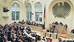 Regierungsbank und Abgeordnete nach der Beratung des Entwurfs des Einigungsvertrages im Plenarsaal des Deutschen Bundestages.