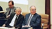 Bundeskanzler Helmut Kohl (r.) und Rudolf Seiters, Bundesminister für besondere Aufgaben und Chef des Bundeskanzleramtes (l.), auf der Regierungsbank