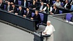 Papst hinter Rednerpult