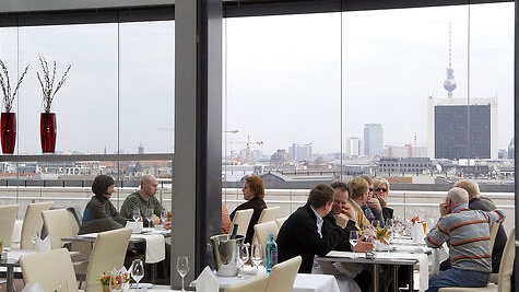 Auf der Dachterrasse befindet sich auch das Dachgartenrestaurant, das täglich von 9 Uhr bis 16.30 Uhr und von 18.30 bis 24 Uhr geöffnet hat.