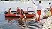 Mitarbeiter der Deutschen Lebensrettungsgesellschaft DLRG bedecken den im Wasser liegenden Teil des Deiches mit Folien. Infolge andauernder starker Regenfälle ist es zu einer Hochwasserkatastrophe an der Oder gekommen.