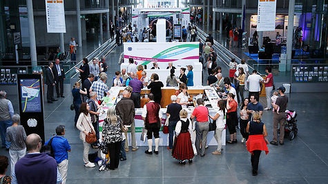 Besucher in der Halle des Paul-Löbe-Hauses