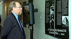 Vizepräsident Wolfgang Thierse in der Ausstellung