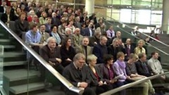 Visiteurs dans la salle plénière