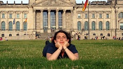 Christine Chiriac vor dem Reichstagsgebäude in Berlin