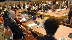 Zoni Weisz (links), Sinto und Holocaust-Überlebender, bei einer Begegnung mit Jugendlichen im Deutschen Bundestag am 27. Januar 2011