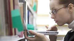 Junge Frau in Bibliothek