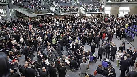 Die Bundesversammlung tritt im Plenum des Reichstagsgebäudes zusammen.