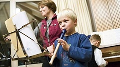 Musikschule. Kinder im Grundschulalter beim Vorspielen auf der Blockflöte.