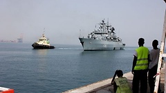 Fregatte F216 SCHLESWIG-HOLSTEIN läuft in den Hafen von Djibouti ein