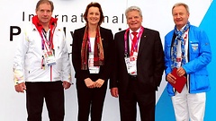 v.l.n.r.: Dr. Karl Quade (Chef de Mission der deutschen paralympischen Mannschaft), Dagmar Freitag, Bundespräsident Joachim Gauck und Friedhelm Julius Beucher (Präsident des Deutschen Behindertensportverbandes)