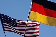 Deutschlandfahne und Fahne der USA