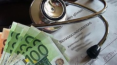 Geld, Stetoskoph, Behandlungsvertrag