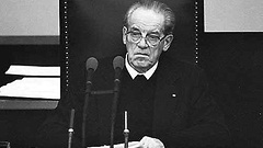 Herbert Wehner, Vorsitzender der SPD-Fraktion, eröffnet als Alterspräsident die konstituierende Sitzung des Bundestages am 4. November 1980.