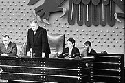 Hermann Ehlers (Mitte), Präsident des Deutschen Bundestages, während der Konstituierenden Sitzung im Präsidium des Bundestages im jahr 1953.