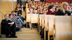 Studenten sitzen im Hörsaal.