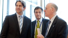 Andreas Jung (links), Vorsitzender des Beirats, Horst Risse (Mitte), Direktor beim Deutschen Bundestag, und Bundestagspräsident Norbert Lammert