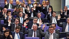 Abstimmung der Abgeordneten mit Handzeichen im Plenum.