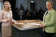 Die Vorsitzende des Petitionsausschusses Kersten Steinke (rechts) vor einem Interview mit dem Parlamentsfernsehen