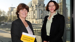 Beate Bork (links) beantwortet im Bundestag alle Fragen zu statistischen Daten, Claudia Brunner leitet den i-Punkt Berlin des Statistischen Bundesamtes.