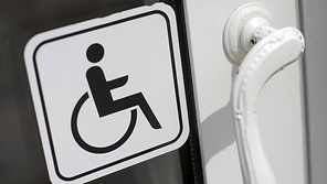 Die Bundesregierung will die Barrieren für Behinderte abbauen.