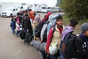 Flüchtlinge an einem serbisch-kroatischen Grenzübergang