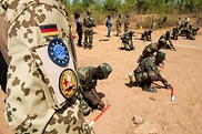Bundeswehrsoldaten bilden in Mali Pioniere der Armee Malis aus.
