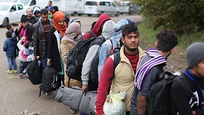 Flüchtlinge an einem serbisch-kroatischen Grenzübergang