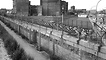 Blick vom Westen auf die Berliner Mauer nahe des Übergangs "Heinrich-Heine-Straße": Die Mauer wurde am 13. August 1961 errichtet. Die Zahl der an der Mauer Getöteten ist umstritten, wissenschaftlich nachgewiesen sind mindestens 136.