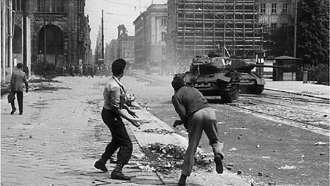 17. Juni 1953: Ausgelöst von Protesten um eine 10-prozentige Erhöhung der Arbeitsnormen kam es 1953 zu einem Volksaufstand gegen das SED-Regime. Nur mit Unterstützung der sowjetischen Besatzungsmacht konnte der Aufstand niedergeschlagen werden.