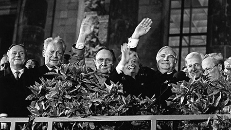 Feierlichkeiten vor dem Reichstagsgebäude am 2./3. Oktober 1990: Lothar de Maizière, Richard von Weizsäcker, Helmut Kohl und seine Frau Hannelore, Hans-Dietrich Genscher, Willy Brandt und Oskar Lafontaine (v.r.n.l.).