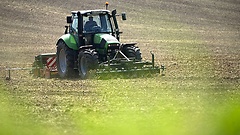 Traktor auf einem Feld.