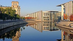 Spreebogen mit Reichstagsgebäude im Herbst