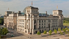 Reichstagsgebäude vom Spreeufer aus.