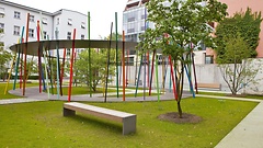 Das Kunstwerk von Beat Zoderer im Innenhof des Bürogebäudes Wilhelmstraße 65 in Berlin. 