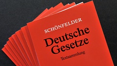 Für Juristen unentbehrlich: Die roten Gesetzesbücher