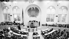 Ein halbes Jahrhundert lang tagte der Bundestag in Bonn (hier eine Sitzung im Wasserwerk).