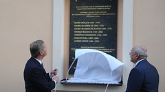 Bundespräsident Christian Wulff und der slowakische Präsident Ivan Gasparovic enthüllen 2011 eine Gedenktafel für karpatendeutsche Forscher in Kezmarok.