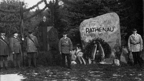 Die Enthüllung des ersten Rathenau-Denkmals in Deutschland! Sommerfeld Bez. Frankfurt a/O.; unter grosser Beteiligung der Bevölkerung und des Reichsbanners. Das Denkmal ist ein 300 Ctr. schwerer Findling aus Schweden.