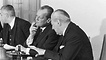 Bundeskanzler Kurt Georg Kiesinger und Außenminister Willy Brandt (r.) während einer Sitzung des Bundeskabinetts im Jahr 1969