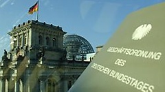 Geschäftsordnung des Deutschen Bundestages - im Hintergrund das Reichstagsgebäude