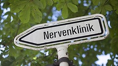 Schild weist zu einer Nervenklinik